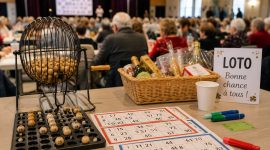 Des personnes jouant au loto dans une salle communale